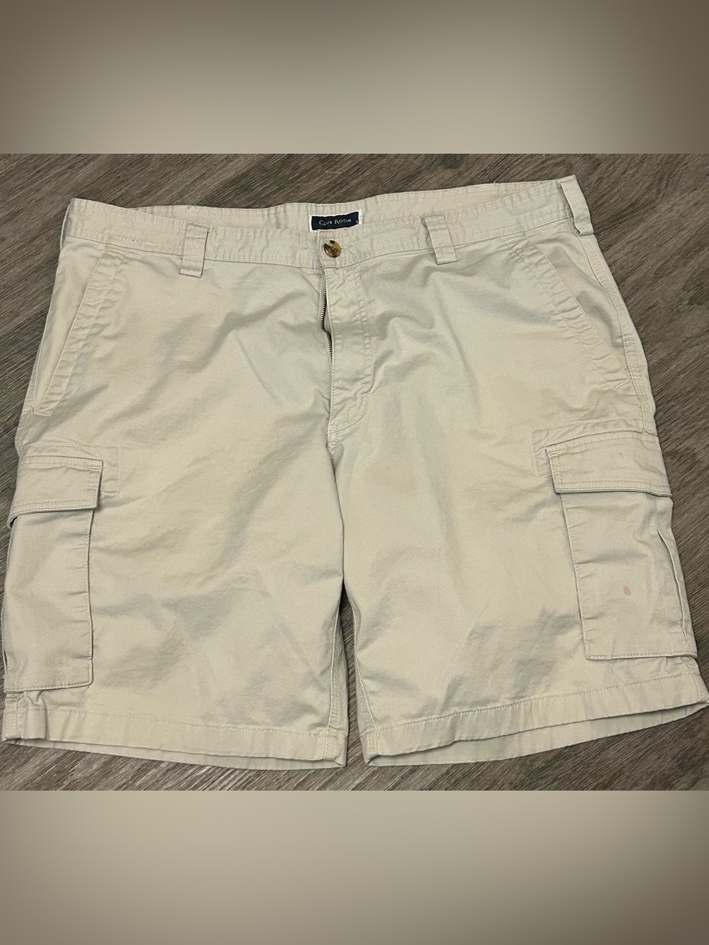 Club Room Men’s Relaxed Cargo Shorts in Khaki